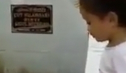 Bé gái đứng trước mộ liên tục gọi mẹ khiến nhiều người xót xa