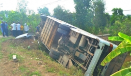 Lật xe khách chở công nhân, 10 người bị thương 