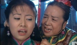 Hành động khi đi xe bus của 'Dung ma ma' khiến dân mạng bất ngờ