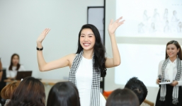 Á hậu Thúy Vân rạng rỡ tham gia hành trình tặng sách của ông Đặng Lê Nguyên Vũ