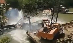 Vụ sập cầu Tân Nghĩa: Cần cẩu gẫy đôi khi vớt xe tải