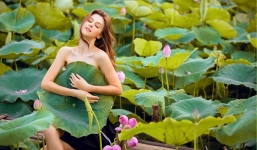 Mẫu Tây mặc áo yếm chụp ảnh bên sen tại Hồ Tây có cát xê hơn 400 triệu đồng