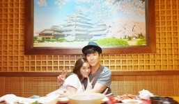 Nathan Lee ôm Lý Nhã Kỳ như tình nhân trong quán ăn