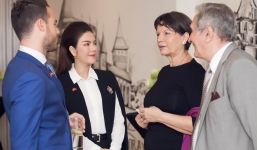 Lý Nhã Kỳ khoe thần thái ngút ngàn đón tiếp phái đoàn ngoại giao châu Âu