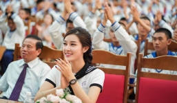 Á hậu Huyền My được đưa đón bằng xế sang của ông Đặng Lê Nguyên Vũ đi sự kiện