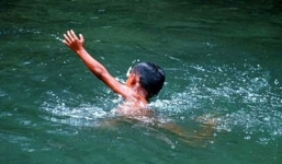 Trượt chân ngã xuống hồ, cháu bé 6 tuổi tử vong