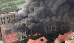 Cháy lớn tại khu liền kề Thiên Đường Bảo Sơn, cột khói bốc cao hàng trăm mét