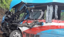 Tuyên Quang: Xe khách va chạm xe đầu kéo, 2 người thiệt mạng, 10 người bị thương