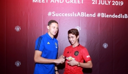 Diễn viên Bình An phấn khích khi được sao MU ký lên áo