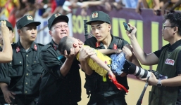 Chiến sĩ CSCĐ dùng ngón tay ngăn bé trai bị co giật không tự cắn vào lưỡi