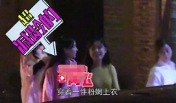 Angela Baby lộ ảnh đi bar thâu đêm, phì phèo hút thuốc giữa lúc Huỳnh Hiểu Minh vắng nhà