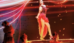 Đứng chống nạnh trên sân khấu, thí sinh Duyên dáng Bolero khiến Phi Nhung không hài lòng