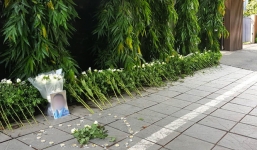 Trường Gateway đề nghị không đặt hoa và nến tưởng niệm nam sinh lớp 1 trước cổng