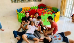 Sau ồn ào yêu người có vợ, Hoa hậu Tường Linh giản dị đi từ thiện