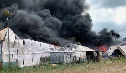 Cháy lớn tại Hóc Môn, cột khói bốc cao hàng trăm mét