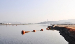 Quảng Ninh: Phát hiện thi thể bé trai buộc chặt vào người bố tại hồ nước