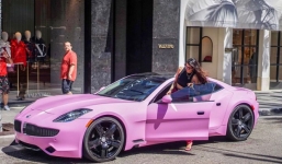 Sang Mỹ ở ẩn nhưng Phạm Hương lại khiến fan bất ngờ khi khoe siêu xe mới chục tỷ