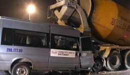 Ô tô đưa đón của trường Gateway tông vào đuôi xe bồn đang chờ đèn đỏ