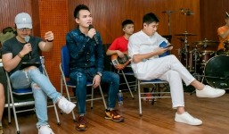 Giữa tâm bão ly hôn, Hồ Hoài Anh ra Hà Nội tập luyện với Khắc Việt đến đêm