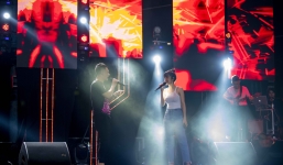 Đông Nhi để mặt mộc, mặc giản dị đi tổng duyệt chương trình cùng Khắc Việt 