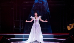 Bất ngờ với khả năng hát nhạc cách mạng của 'họa mi bán cổ điển' Phạm Thu Hà