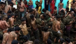 Kỳ lạ lễ hội ném phân bò vào nhau để cầu sức khỏe tại Ấn Độ