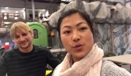 Cô gái H'Mông nói tiếng Anh như gió đăng ảnh vui vẻ đi chơi cùng chồng cũ