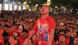 Cổ động viên thẫn thờ trên sân Mỹ Đình khi Việt Nam hòa Thái Lan
