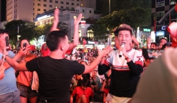 Đàm Vĩnh Hưng, Hồ Ngọc Hà hết lòng cổ vũ cho đội tuyển Việt Nam