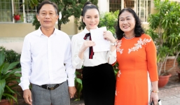 Lý Nhã Kỳ rớt nước mắt ngày quay lại trường cũ sau 20 năm