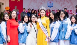 Mỹ nhân đình đám gốc Hà thành được chào đón nồng nhiệt khi về trường cũ