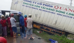 Quảng Ngãi: Container va chạm với xe khách, 9 người thương vong