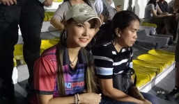 Maria Ozawa cùng hai vệ sĩ đến xem trận Việt Nam - Indonesia 