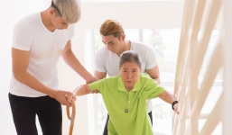 Quán quân, Á quân Mister Việt Nam ân cần chăm sóc người bại liệt 