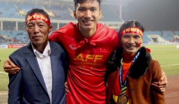 Bố Đoàn Văn Hậu vỡ òa cảm xúc trước chiến thắng của con trai và U22 Việt Nam