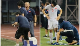 Chưa kịp sơ cứu cho Đoàn Văn Hậu, HLV Park Hang Seo quát thẳng bác sĩ