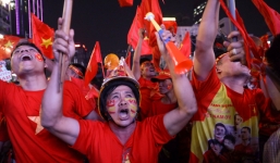 Cổ động viên vỡ òa trước bàn thắng của Đoàn Văn Hậu, Hùng Dũng