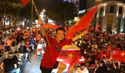 Đàm Vĩnh Hưng đóng cửa biệt thự để cổ vũ cho U22 Việt Nam