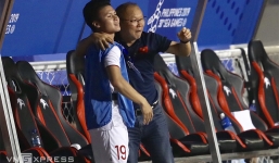 Khoảnh khắc HLV Park Hang Seo vội chạy về với Quang Hải sau khi Hùng Dũng ghi bàn