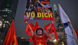 Rừng người hâm mộ đồng lòng cổ vũ đội tuyển Việt Nam