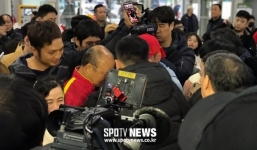 Báo chí Hàn Quốc săn đón thầy Park và U23 Việt Nam tại sân bay như những ngôi sao