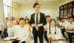 Bất ngờ với hình ảnh Ngọc Sơn 'lột xác' thành thầy giáo mưa