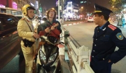 Bị cảnh sát thổi nồng độ cồn, thanh niên ngoại quốc lôi đàn ra vừa đánh vừa hát