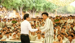 Danh ca Ngọc Sơn hát cho các phạm nhân, không cần cát-xê