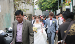 Nhiếp ảnh gia nói gì về bức ảnh cô dâu 15 tuổi lên xe hoa?