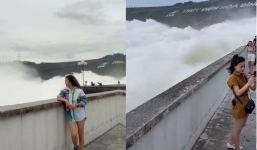 Thuỷ điện Hoà Bình mở 5 cửa xả lũ, nước chảy cuồn cuộn như sóng thần 