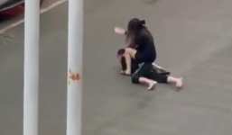 Nghi ngờ bạn gái còn nhớ người yêu cũ, nam thanh niên bị vả bằng điện thoại tới tấp