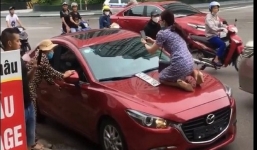 Thái Nguyên: Vợ trèo lên cả nóc capo đánh ghen, mang cả giấy ĐKKH khi công an xuất hiện