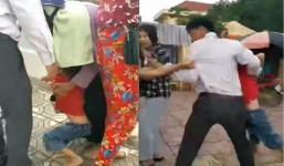 Cảnh tượng xót xa sau phiên tòa ly hôn: Bé trai giãy giụa chạy trốn bố, đòi về ở cùng mẹ