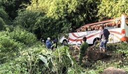 Lâm Đồng: Xe khách chở 27 người đi du lịch hè lao xuống vực trên đèo Đại Ninh